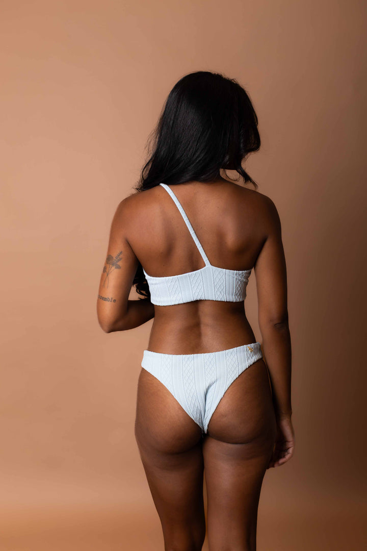 Biquini 1 ombro so asa delta 3D efeito tricô azul Mania D'água