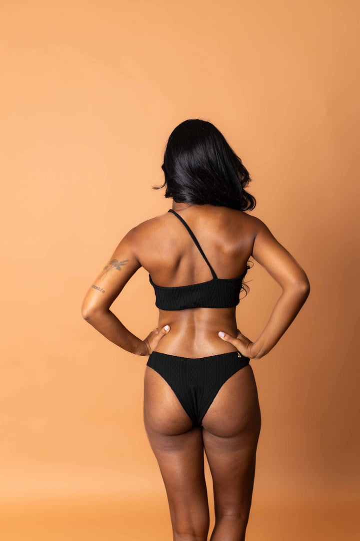 Biquini 1 ombro so asa delta 3D efeito tricô preto Mania D'água