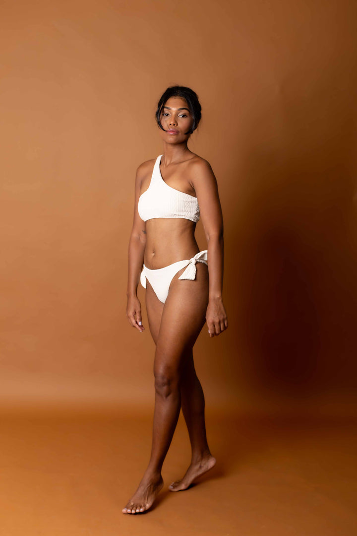 Biquini 1 ombro so lacinho 3D efeito tricô branco Mania D'água