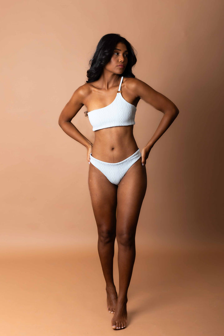 Biquini 1 ombro so reto asa delta 3D efeito crochê azul Mania D'água