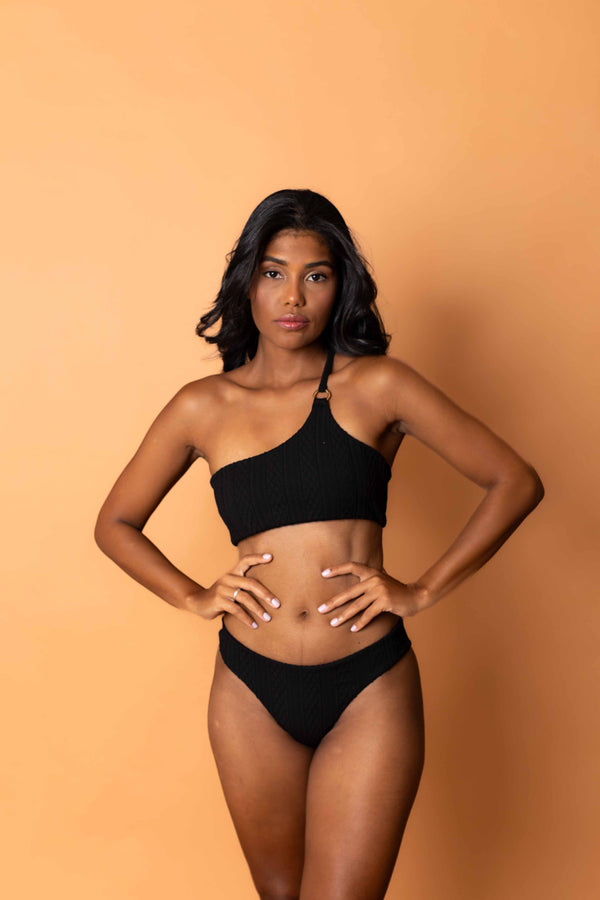 Biquini 1 ombro so reto asa delta 3D efeito crochê preto Mania D'água