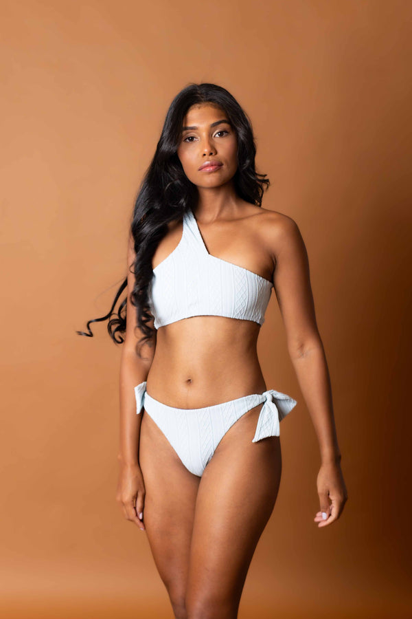 Biquini 1 ombro so reto lacinho 3D efeito crochê azul Mania D'água