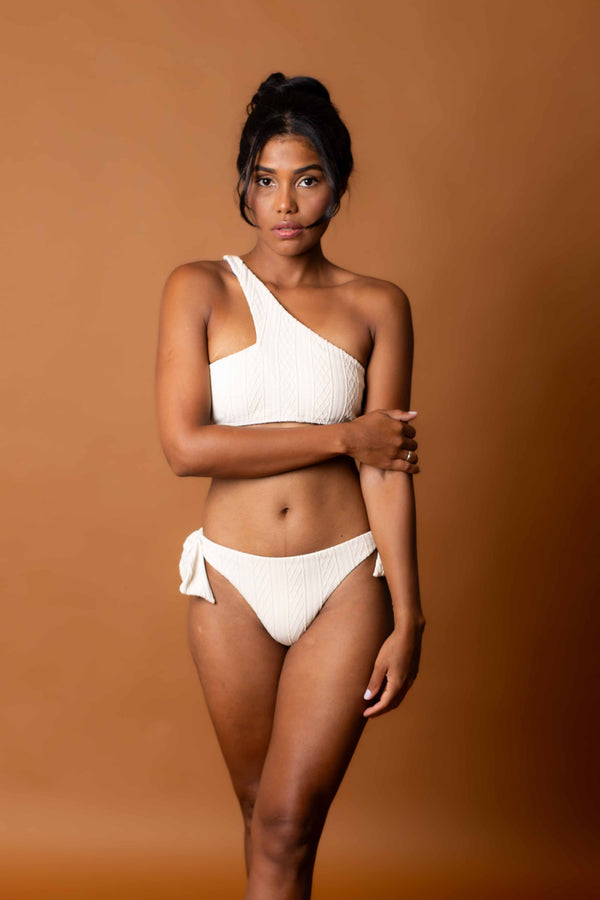 Biquini 1 ombro so reto lacinho 3D efeito crochê branco Mania D'água