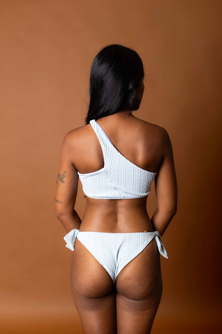 Biquini 1 ombro so reto lacinho 3D efeito tricôbranco Mania D'água