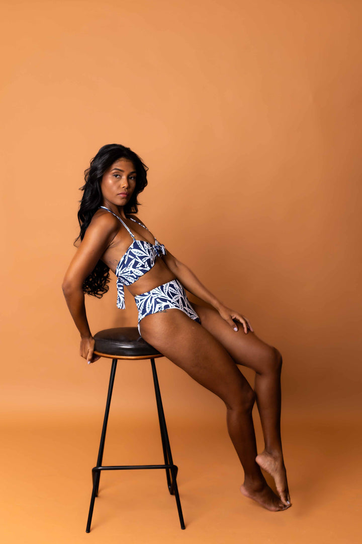 Biquini laço alça removivel Hot Pant Estampada Azul e branco Mania D'água