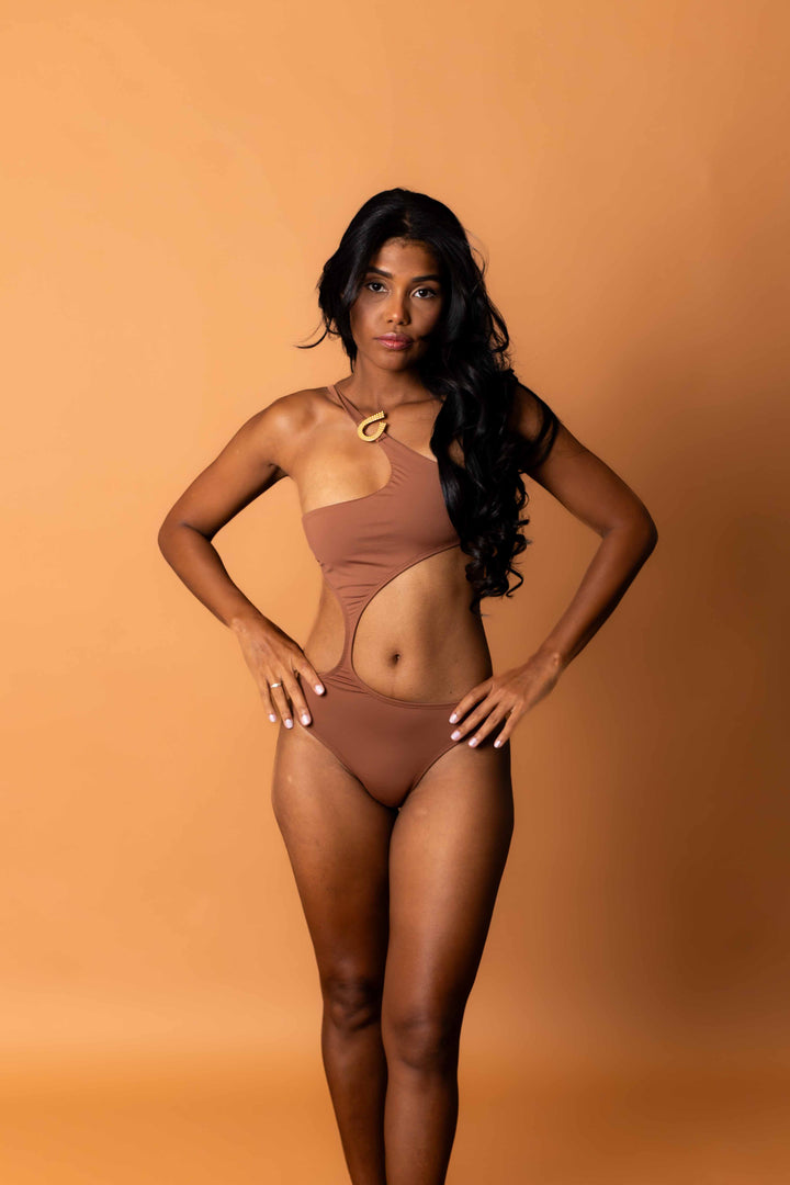 Maiô 1 ombro so marrom com acessório dourado