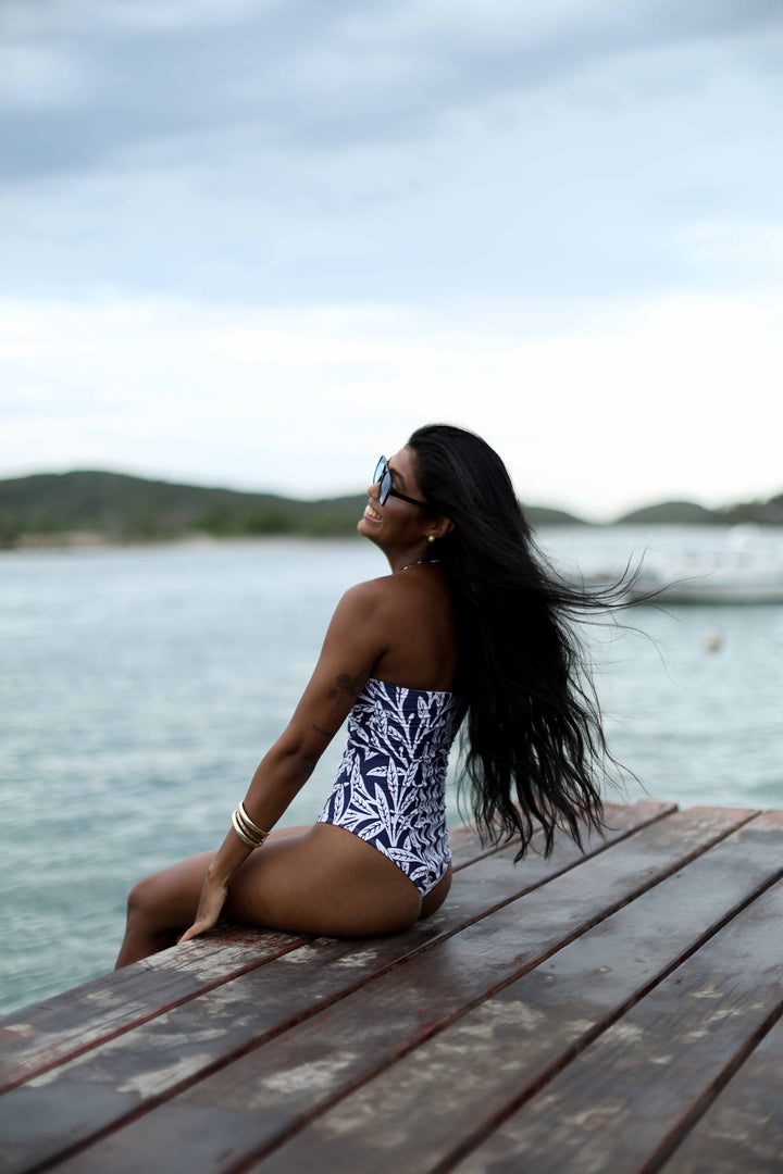 Maiô Tomara-Que-Caia estampado azul e branco drapeado ajustável Mania D'água