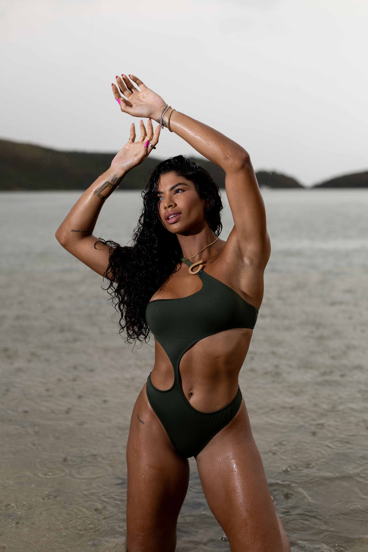 Maiô assimétrico verde com acessório dourado